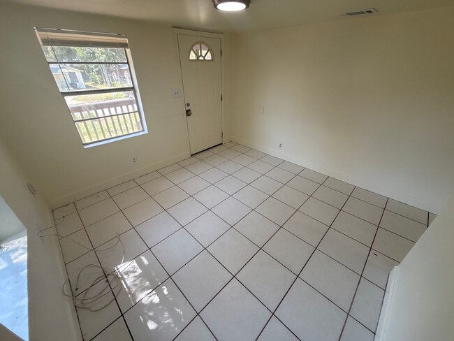 Foto del edificio - 3-Bed, 2-Bath Home on Lowell St in Tallahassee