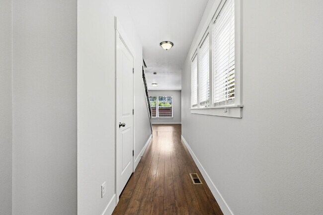 Building Photo - 3BR/2.5BA Townhome in Larkspur — Old Mill, Downtown & Bachelor All Close By