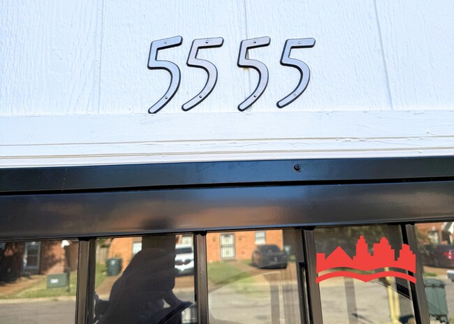 Foto del edificio - 5555 Blossom Ln