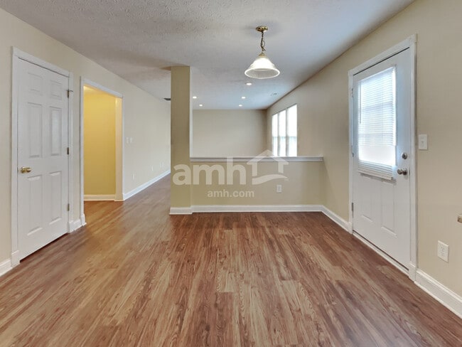Building Photo - 10430 Wintergreen Way