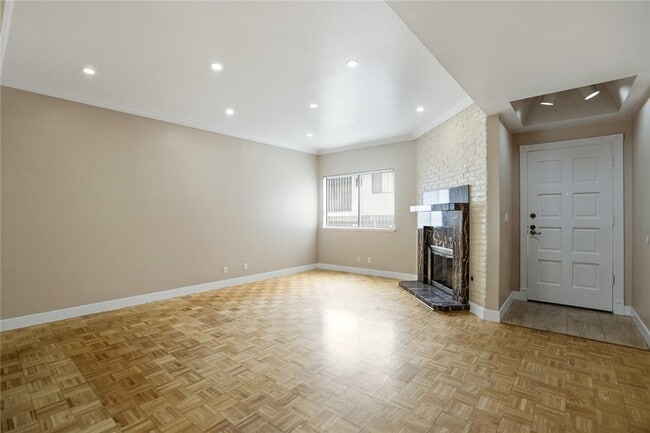 Foto del edificio - 5340 Wilkinson Ave