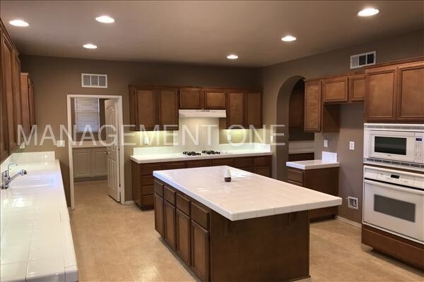 Foto del edificio - Desirable Home near Moreno Beach