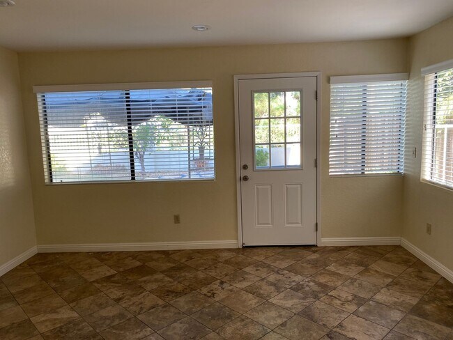 Foto del edificio - 3 Bed 2.5 House w/ 2 Car Garage in Prime Eastlake Location
