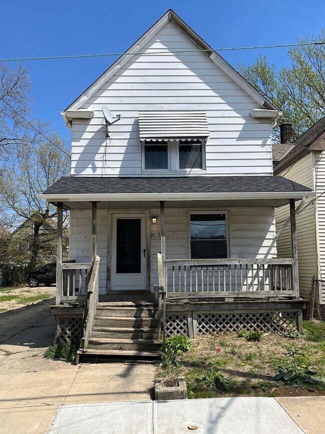 Foto del edificio - Madison/West Blvd neighborhood: 3 bedroom/1 bath single family home.
