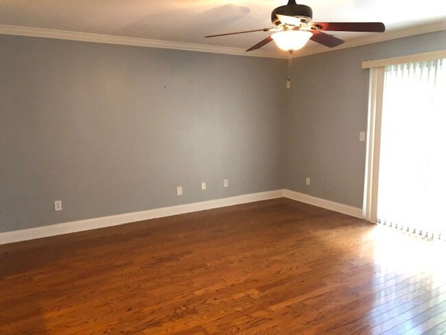 Building Photo - 2 Bedroom 2.5 Bath Townhouse in Radcliffe ...