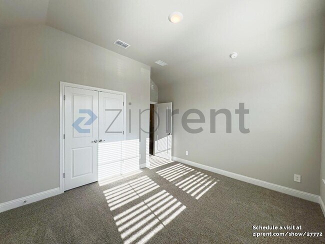 Building Photo - Unit