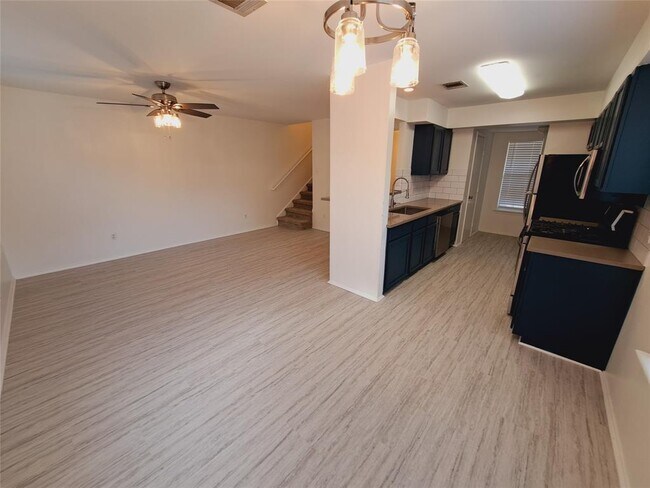 Foto del edificio - 6703 Hill Oaks Dr