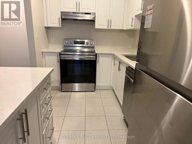 Photo du bâtiment - 590 N Service Rd