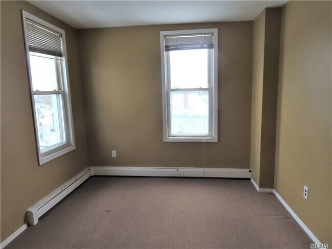 Building Photo - 33 Deer Park Ave