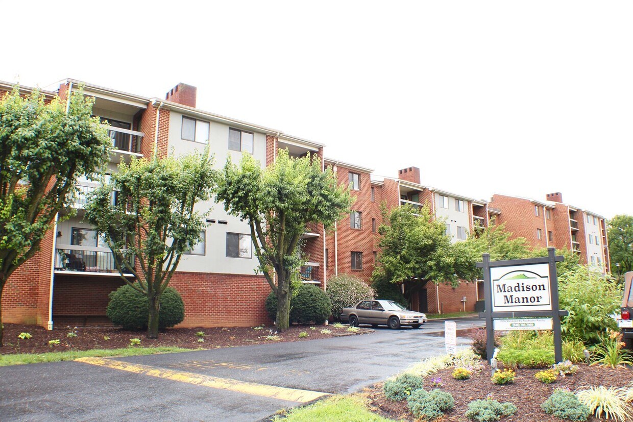 Updated 3 bedroom condo for rent off of Bl... Alquileres en