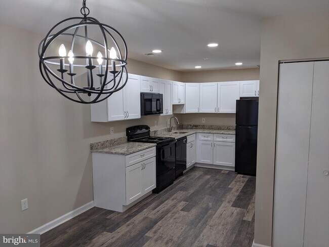 Building Photo - 7538 Woodbine Dr