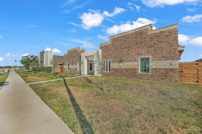 Building Photo - 2713 Primrose Ave