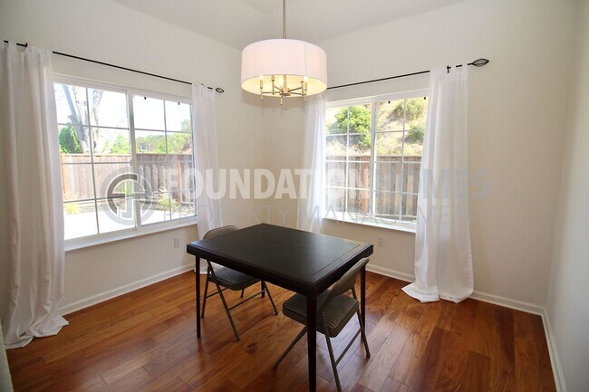 Foto del edificio - Bright Renovated 2BD/2.5BA Near China Camp...