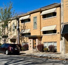 Building Photo - 5816 W Montrose Ave