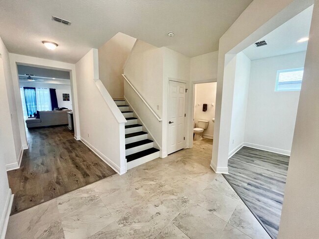 Building Photo - Furnished/Unfurnished Luxurious 4-Bedroom ...