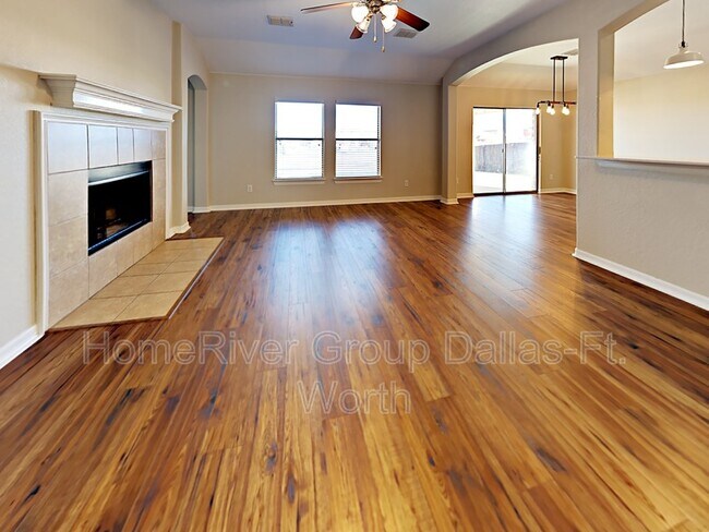 Building Photo - 14808 Riverside Dr