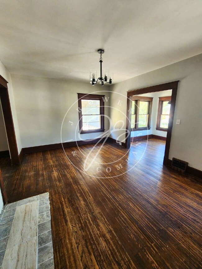 Foto del edificio - Spacious upper unit 2 bed 1 bath! Convenie...