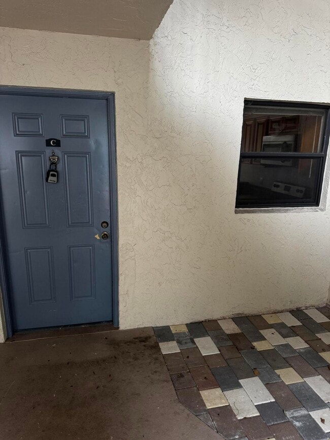 Building Photo - 1525 Lake Crystal Dr