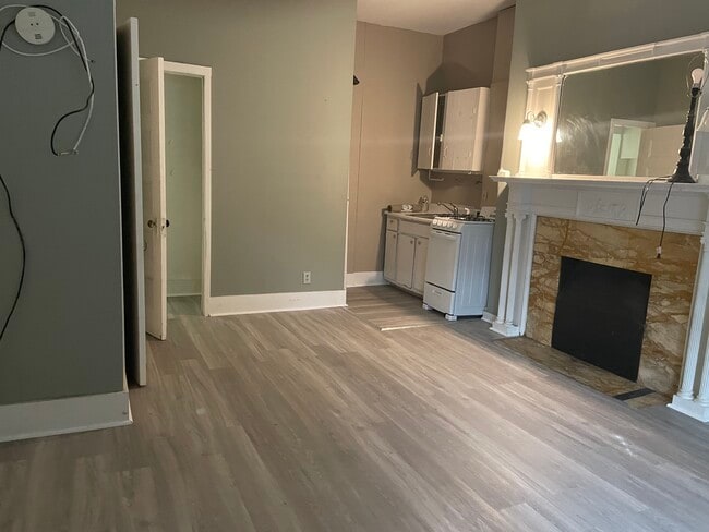 Living space - fireplace - 126 Saint Marys St