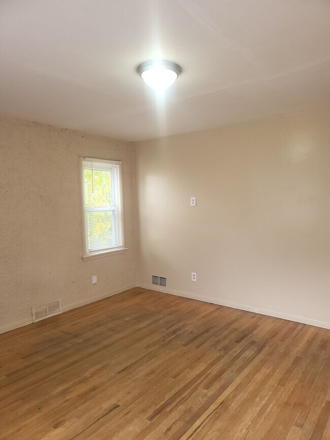 Building Photo - $1,200/month - 3 Bed 1 Bath Single Family ...