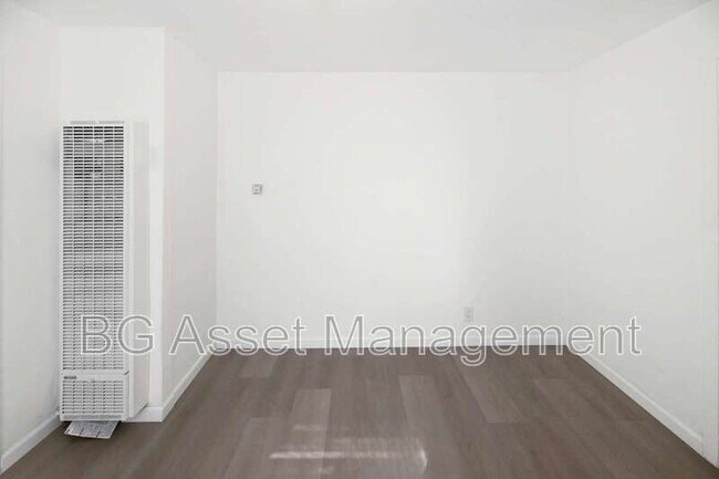 Foto del edificio - 3027 Yolo Ave