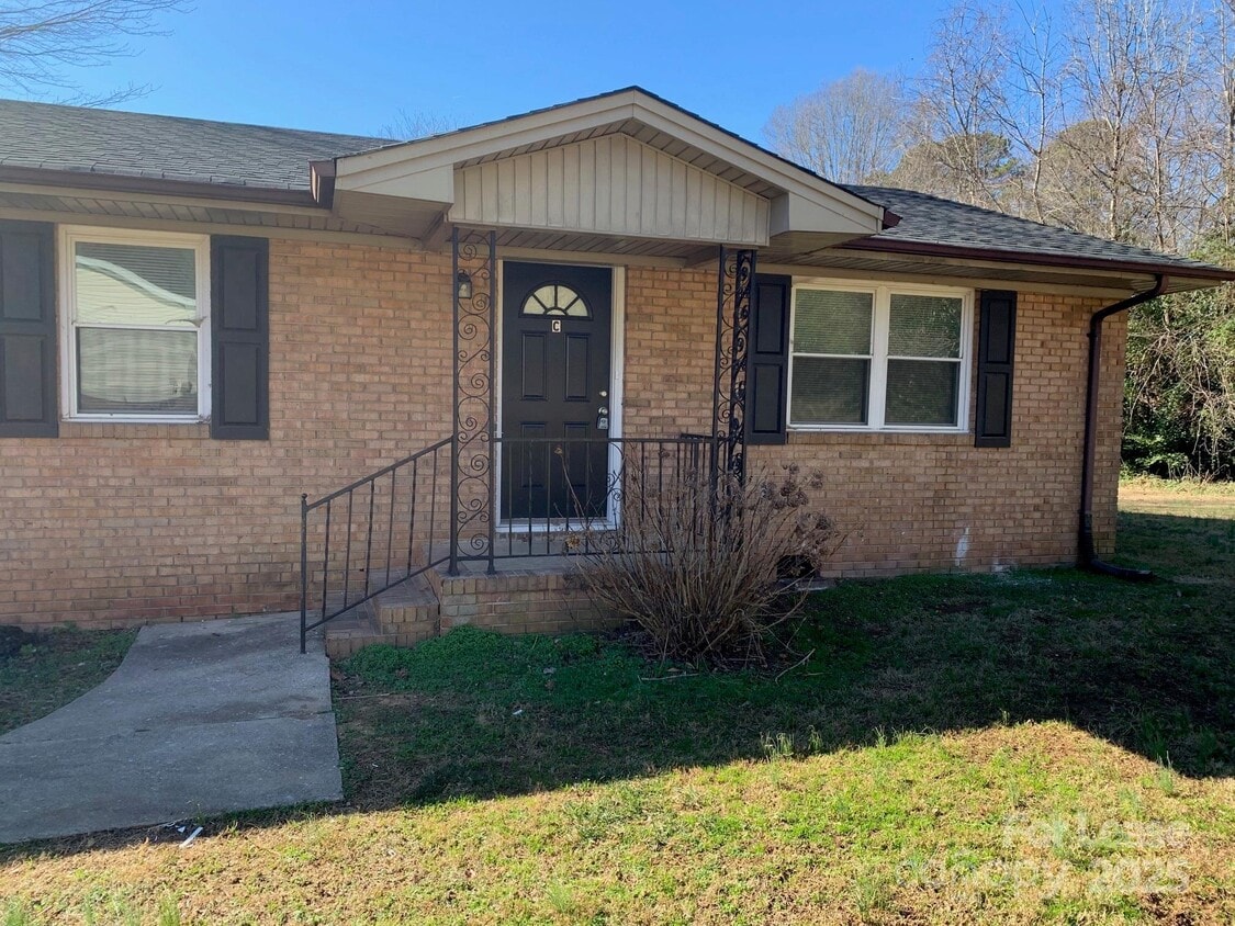Primary Photo - 310 Hillcrest Dr