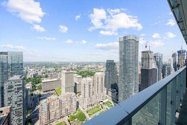 Building Photo - 501 Yonge St