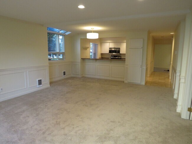 Building Photo - Downtown Kirkland * Rare Classic Luxury * ...