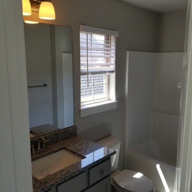 Foto del edificio - 3 bedroom 3.5 bathroom home near campus