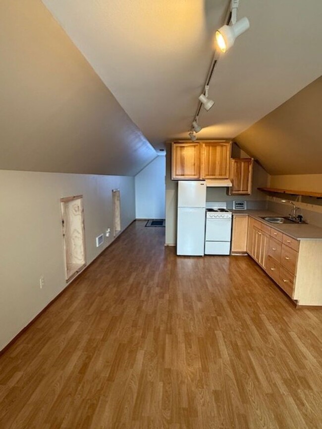 Building Photo - Cute studio apartment ready for move in