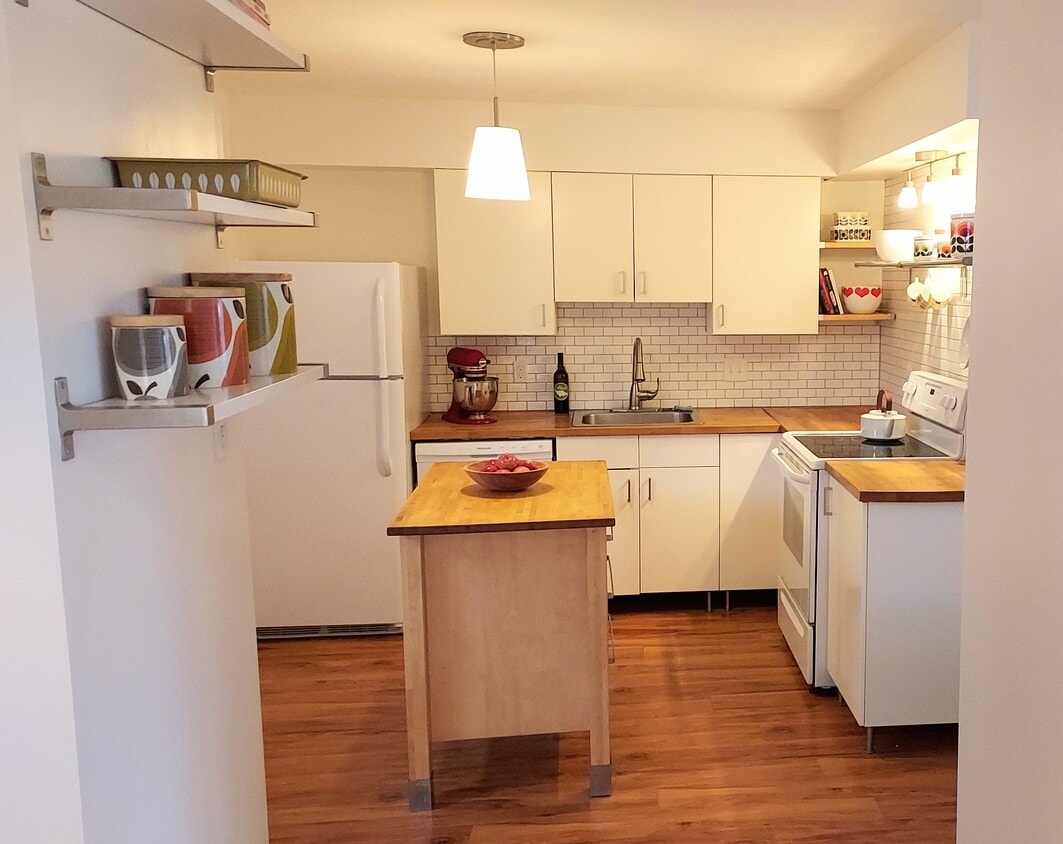 Kitchen With Tile Backsplash - 39 Higgins St