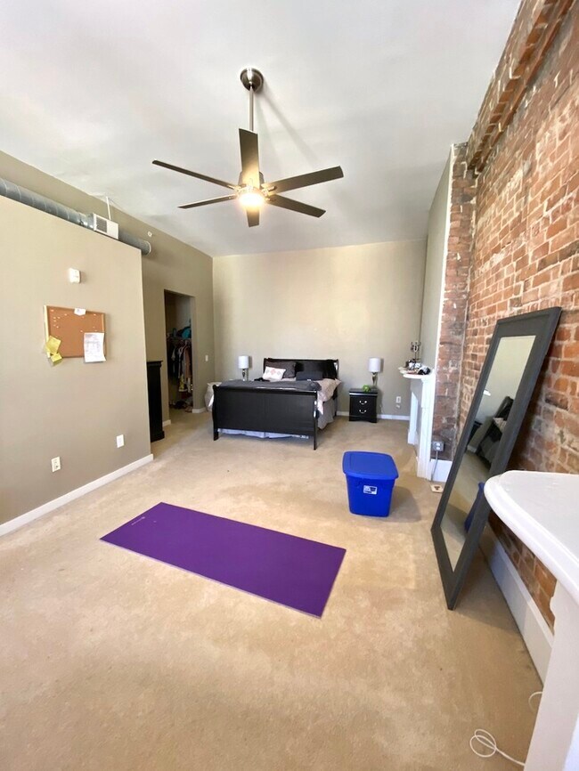 Building Photo - Large Urban Loft with Included Parking!