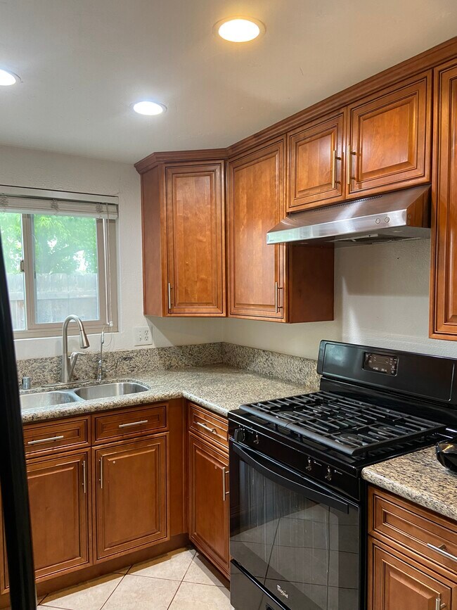 Foto del edificio - 5180 N River Rd
