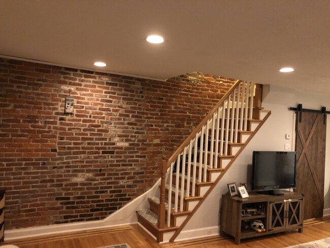 Building Photo - 608 Kimball St