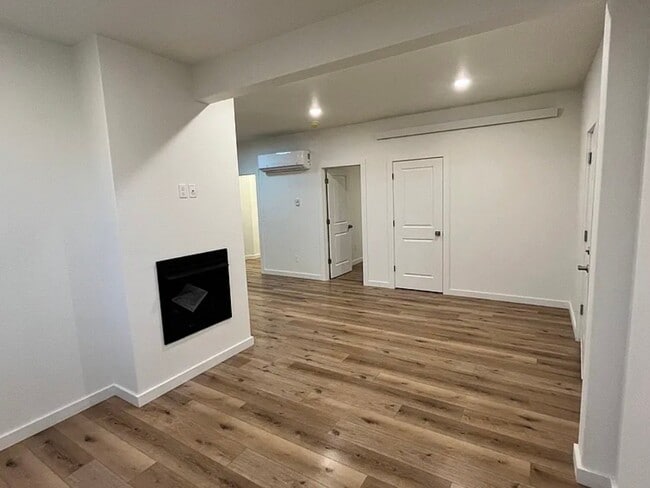 Building Photo - 1404 Windsor Dr