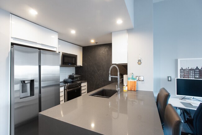 Foto del edificio - 102 Christopher Columbus Dr