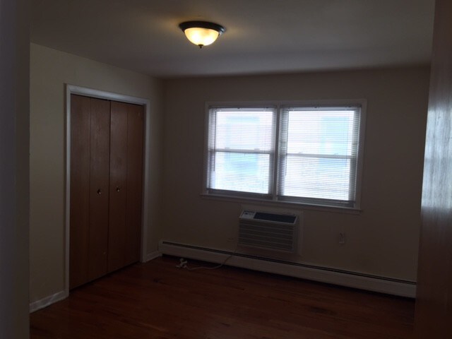 Building Photo - 1318 W Lunt Ave