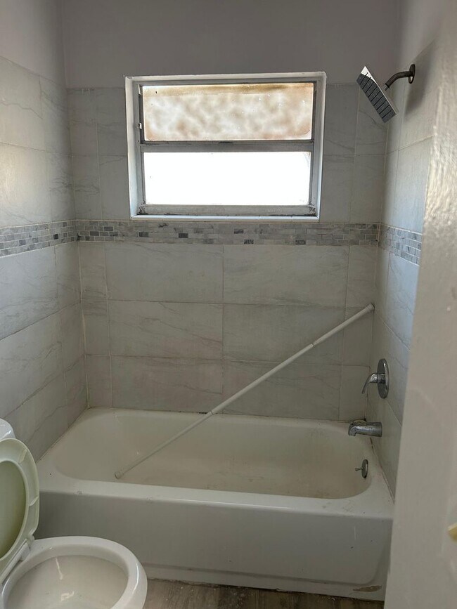 Building Photo - 2/1 updated duplex available now !