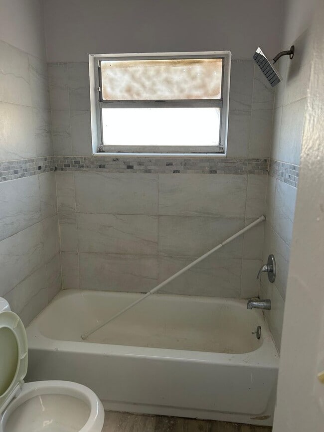 Foto del edificio - 2/1 updated duplex available now !