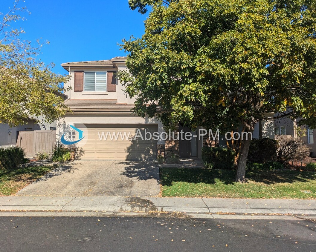 Foto principal - Spacious 5 Bed / 3 Bath Home in the Highly...