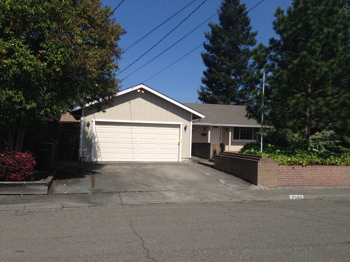 Foto principal - Available 4 bedroom in Rohnert Park.~ 707-...