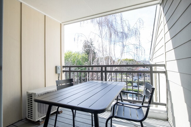 Building Photo - 1050 Benton St