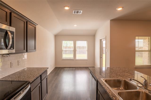 Foto del edificio - 3929 Dickinson Ave