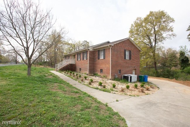 Building Photo - 3 br, 2 bath House - 106 T E White Sr Dr