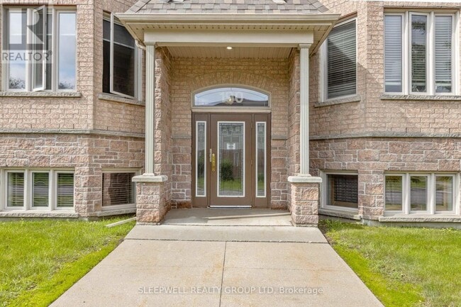 Building Photo - 190 Rustic Hills Crescent