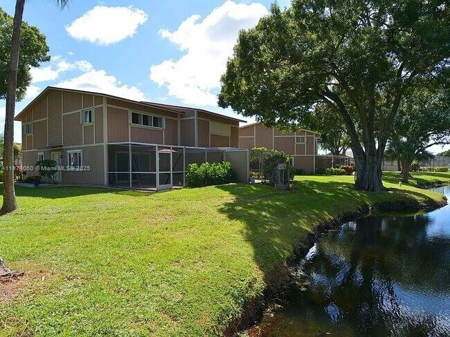 Building Photo - 381 Maplecrest Cir