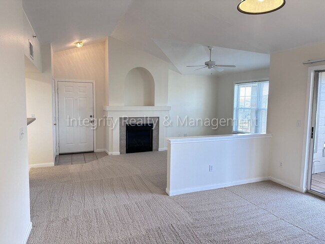 Foto del edificio - 2 Bed/1 Bath, 990 Sqft - 12920 Ironstone W...