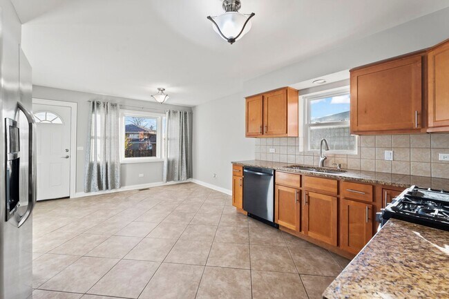 Building Photo - New in Norridge!