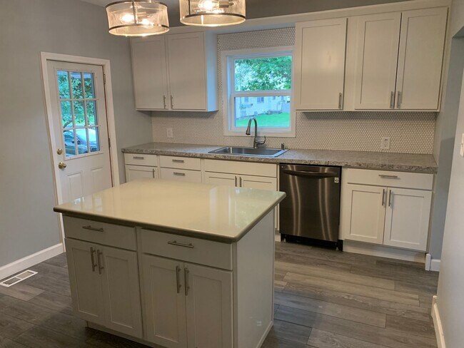 Building Photo - 4 bed/2 bath house in the heart of the Wes...