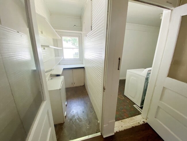 Foto del edificio - 3 bedroom 1 bath on campus